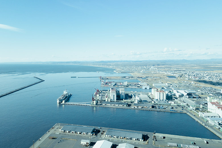 船で届く荷物を受け取り、次の目的地へつなぐ