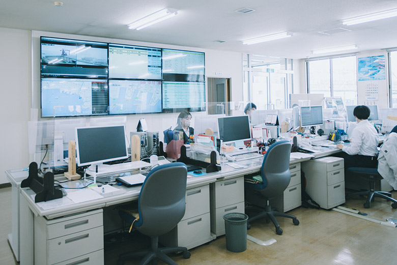 船が港に出入りするのをサポート